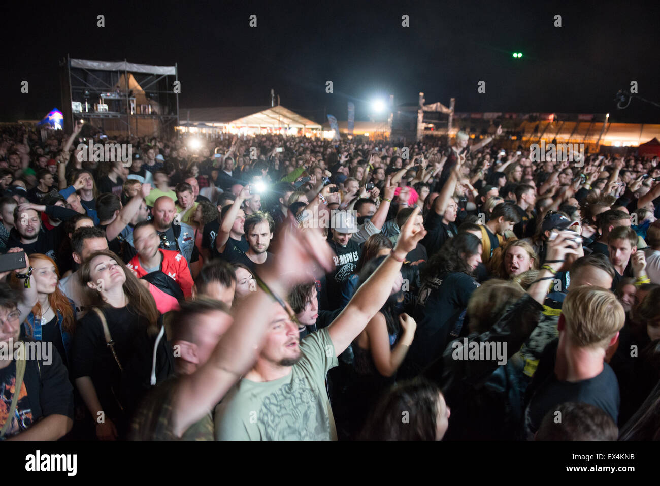 PIESTANY, Slowakei - 26. Juni 2015: Support für Fans schwedische melodic-Death-Metal-Band Arch Enemy auf Musikfestival Topfest Stockfoto