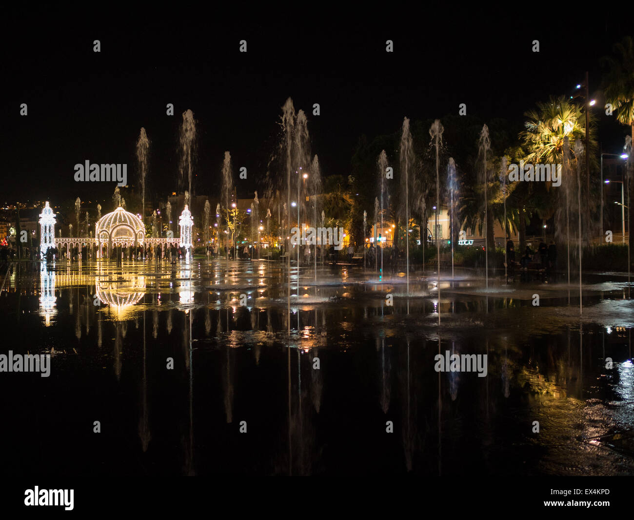 Nizzas Promenade du Paillon Brunnen in der Nacht Stockfoto