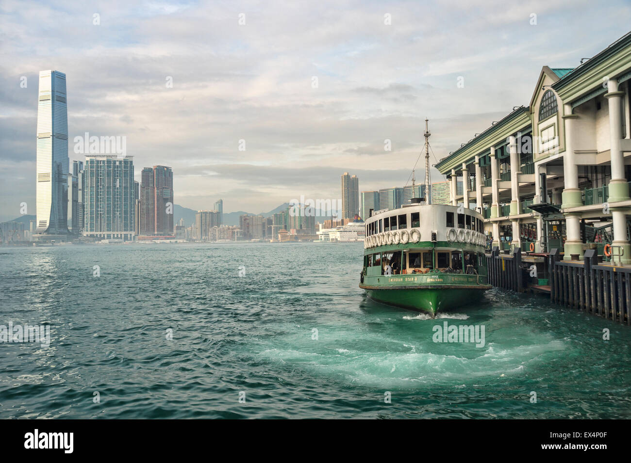 Fähre im Hafen von Victoria, Hong Kong, mit ICC Tower im Hintergrund Stockfoto