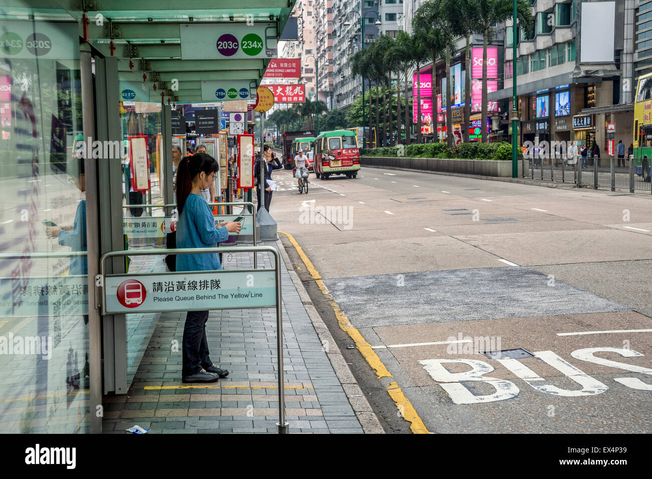 Chinesen, die Wartezeit auf den Bus in Hongkong Stockfoto