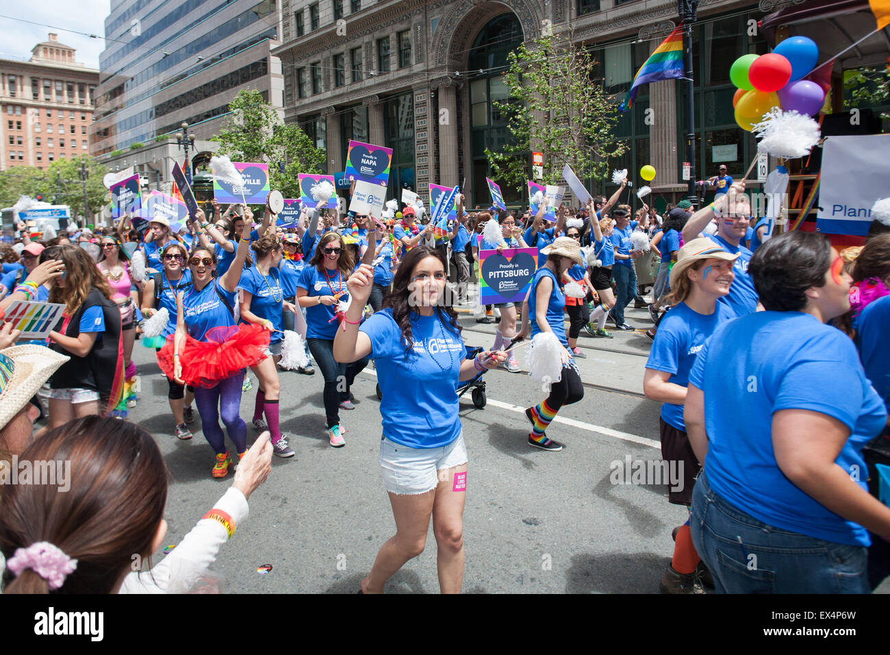 Ein Kontingent von Planned Parenthood marschiert in 2015 San Francisco Pride Parade. Stockfoto