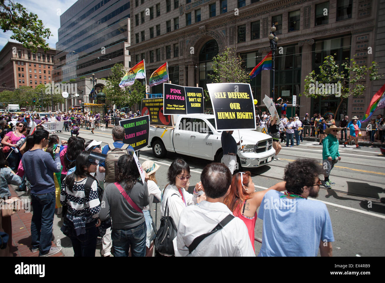Pistole Bürgerrechtler marschierten in 2015-San Francisco-Pride-Parade mit Anzeichen, dass rot "Bewaffnet Schwule Don't bekommen eingeschlagen." Stockfoto