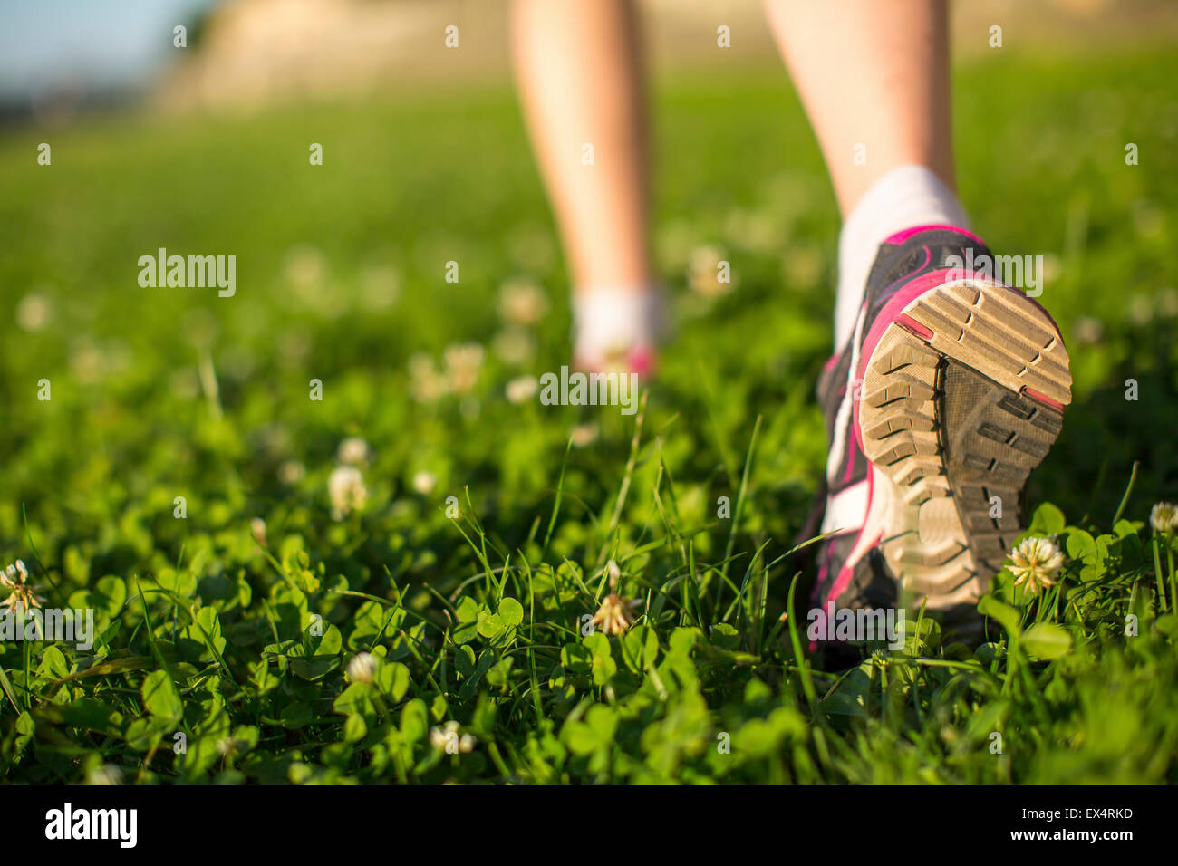 Wanderer zu Fuß in dem grünen Rasen im Freien, flachen Winkel Nahaufnahme des Fußes. Stockfoto