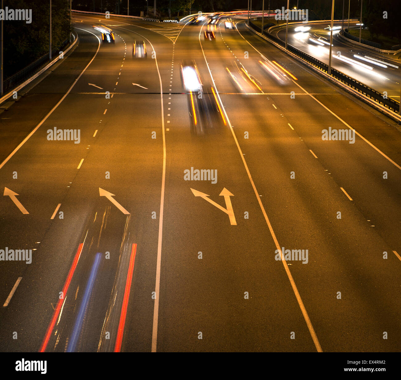 Autobahn in der Nacht Stockfoto