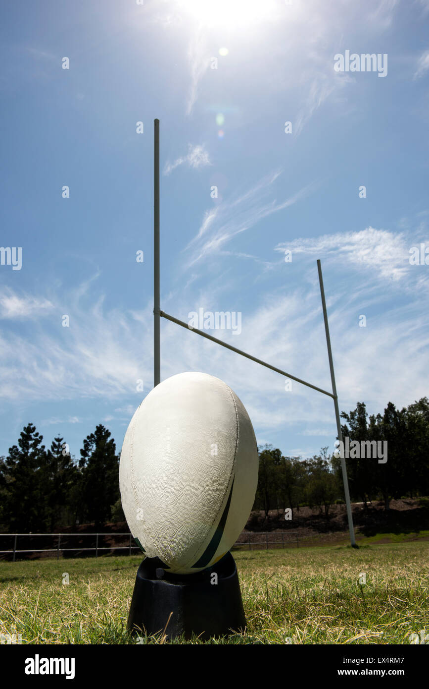 Rugby-Ball mit Torpfosten im Hintergrund. Stockfoto