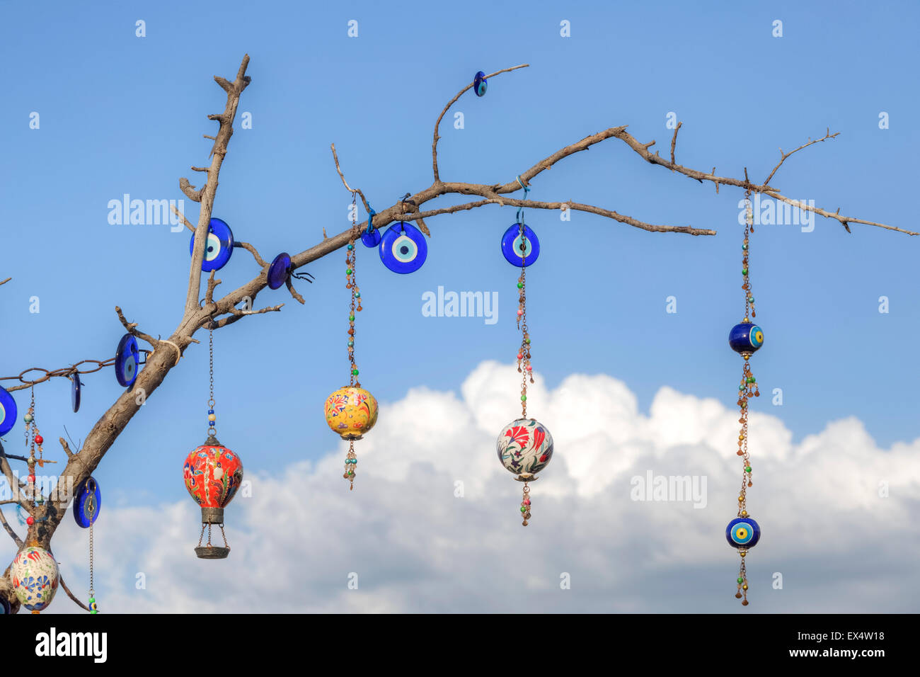 Türkische Souvenirs hängen an einem Zweig Stockfoto