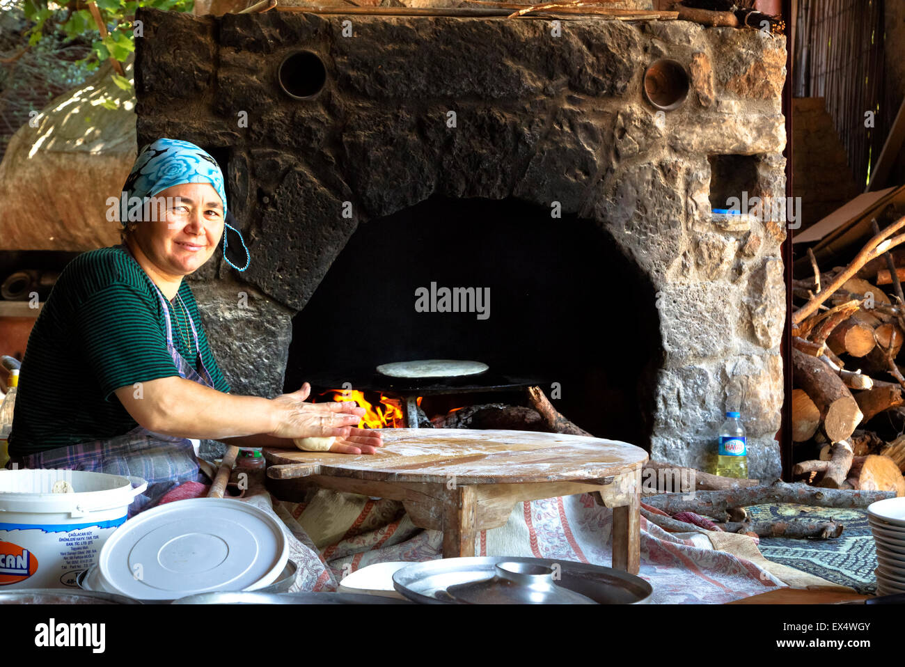 Vorbereitung der türkischen Goezleme im traditionellen Stil Stockfoto
