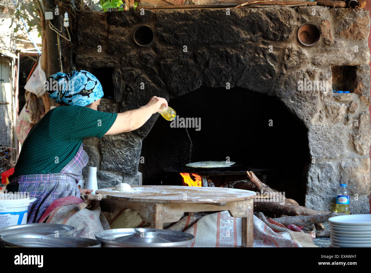 Vorbereitung der türkischen Goezleme im traditionellen Stil Stockfoto