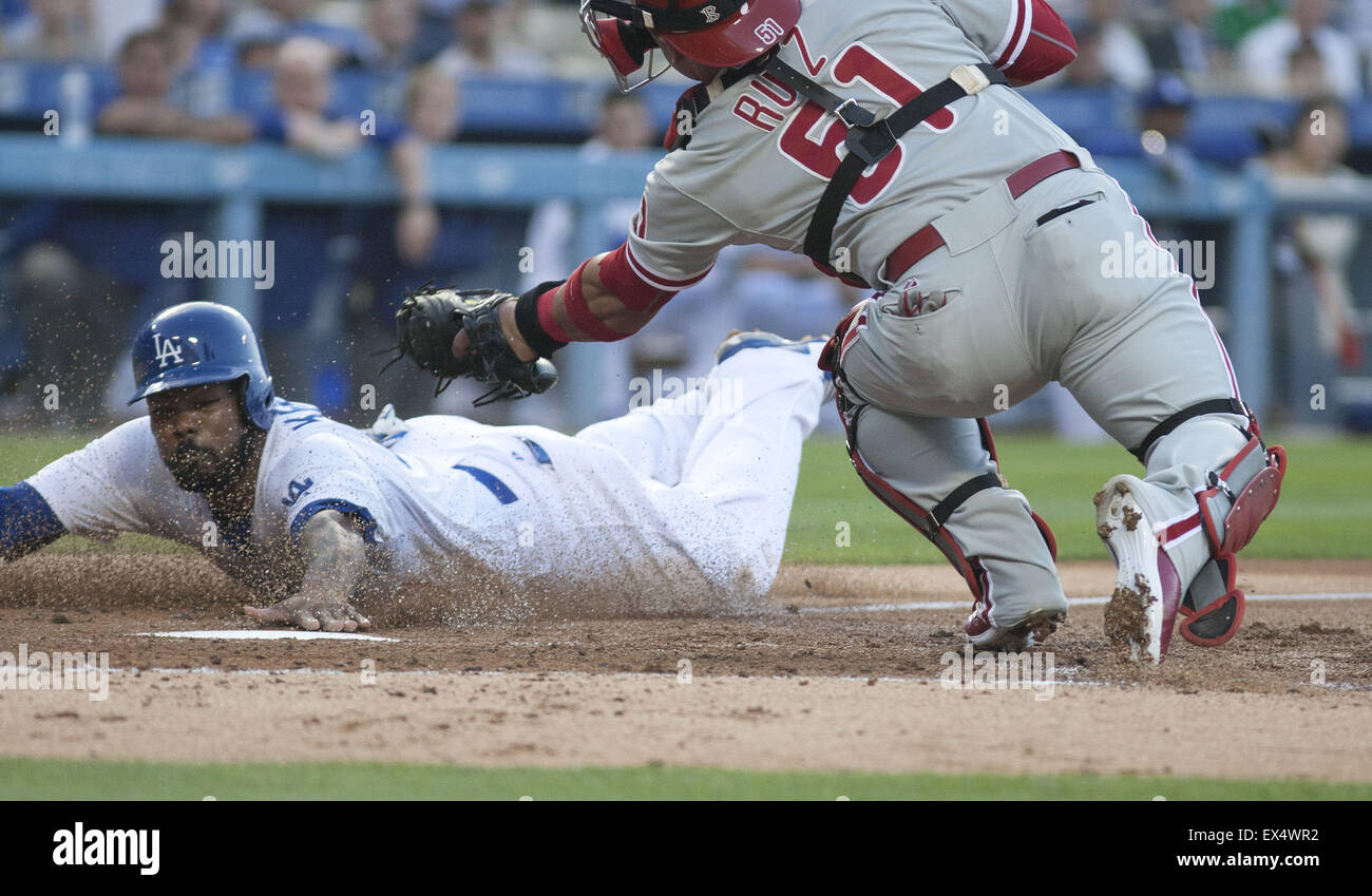 Los Angeles, Kalifornien, Vereinigte Staaten von Amerika, USA. 6. Juli 2015. Howie Kendrick #47 der Los Angeles Dodgers gleitet vor einem Tag von Carlos Ruiz #51 von den Philadelphia Phillies Gäste auf ein Opfer zu fliegen mit einem 1: 0-Führung im ersten Inning im Dodger Stadium am 6. Juli 2015 in Los Angeles, California.ARMANDO ARORIZO Credit: Armando Arorizo/Prensa Internacional/ZUMA Draht/Alamy Live News Stockfoto