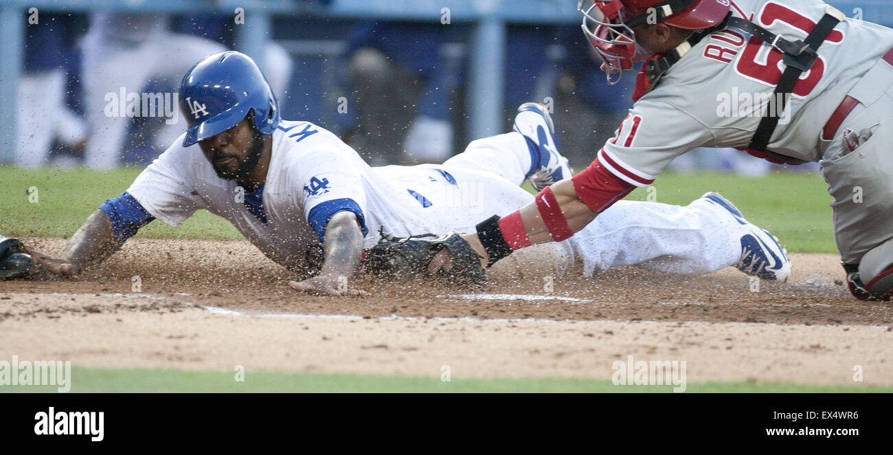 Los Angeles, Kalifornien, Vereinigte Staaten von Amerika, USA. 6. Juli 2015. Howie Kendrick #47 der Los Angeles Dodgers gleitet vor einem Tag von Carlos Ruiz #51 von den Philadelphia Phillies Gäste auf ein Opfer zu fliegen mit einem 1: 0-Führung im ersten Inning im Dodger Stadium am 6. Juli 2015 in Los Angeles, California.ARMANDO ARORIZO Credit: Armando Arorizo/Prensa Internacional/ZUMA Draht/Alamy Live News Stockfoto