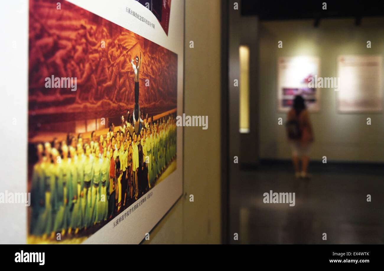 Shenyang, China Liaoning Provinz. 7. Juli 2015. Ein Besucher sieht eine Ausstellung über den berühmten Musiker Nie Er, Komponist der chinesischen Nationalhymne 'Marsch der freiwilligen' in Shenyang, Hauptstadt des nordöstlichen Chinas Liaoning Provinz, 7. Juli 2015. © Yang Qing/Xinhua/Alamy Live-Nachrichten Stockfoto