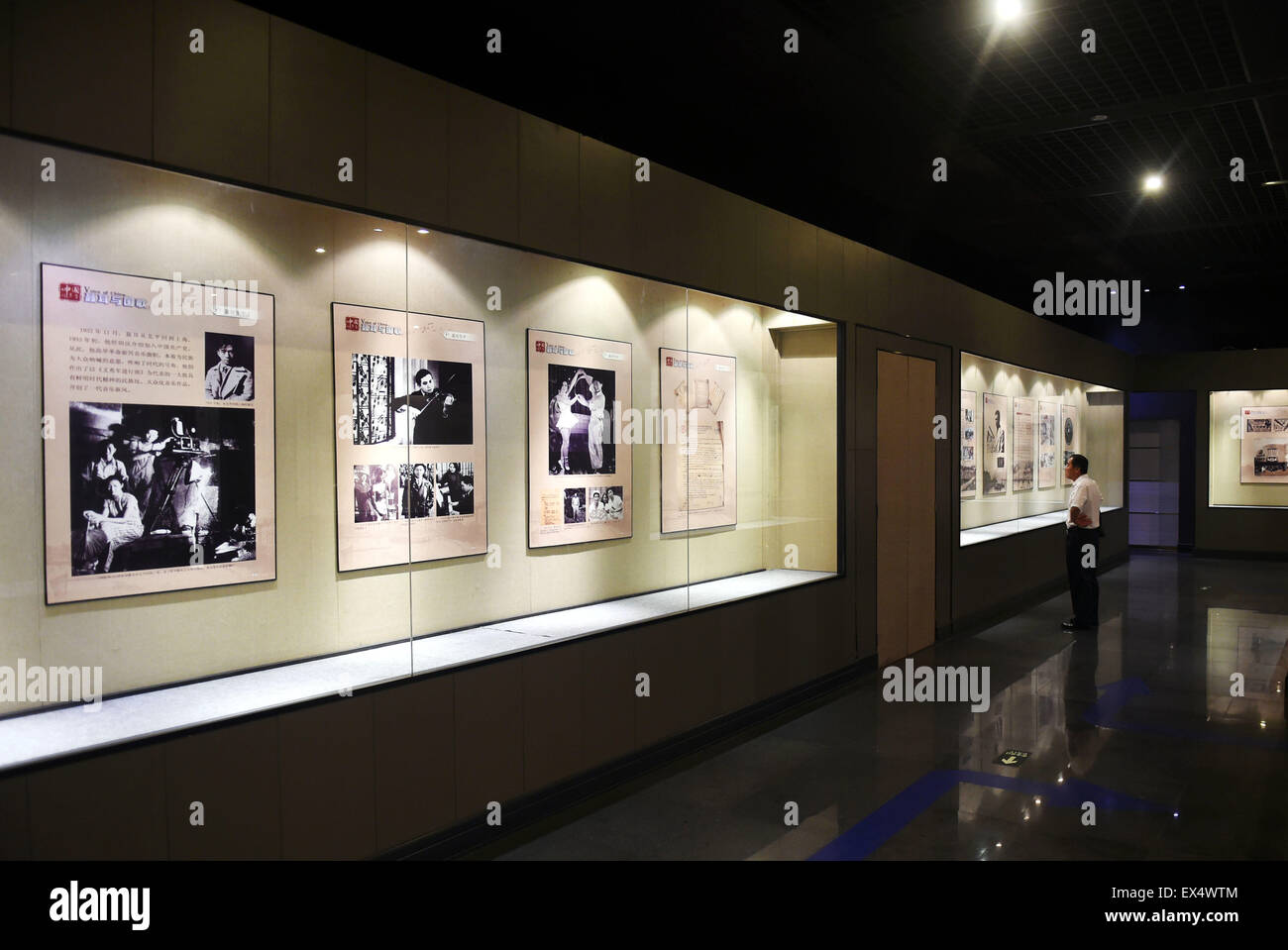 Shenyang, China Liaoning Provinz. 7. Juli 2015. Ein Besucher sieht eine Ausstellung über den berühmten Musiker Nie Er, Komponist der chinesischen Nationalhymne 'Marsch der freiwilligen' in Shenyang, Hauptstadt des nordöstlichen Chinas Liaoning Provinz, 7. Juli 2015. © Yang Qing/Xinhua/Alamy Live-Nachrichten Stockfoto