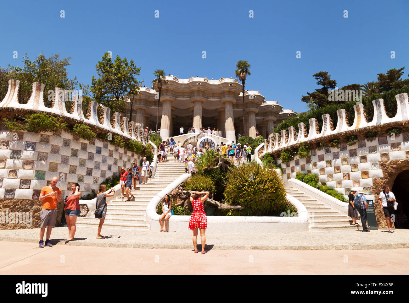 Touristen auf der Suche auf der Treppe, Gaudis Park Güell, UNESCO World Heritage site, Barcelona, Spanien-Europa Stockfoto