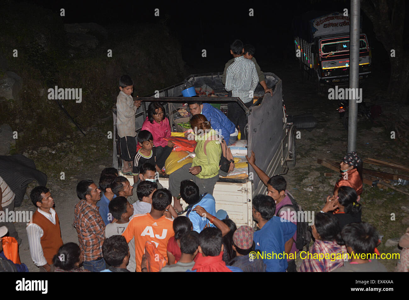 Eine Gruppe von Menschen waren und Gegenstände zu sammeln und fahren auf einer acht-Stunden-Reise zur Verteilung an die Familien in der hoffnungslosen Notwendigkeit bei Suri Dorf von Dolakha Bezirke, Nepal 175 KM von Kathmandu entfernt.   Die internationale Hilfe und Rettung Operationen weiter nach dem Erdbeben der Stärke 7,9 in Nepal. Aktuelle Zahlen zu schätzen, dass mehr als 7.000 Menschen mit einem further14 000 Verletzte gestorben sind.    C Stockfoto