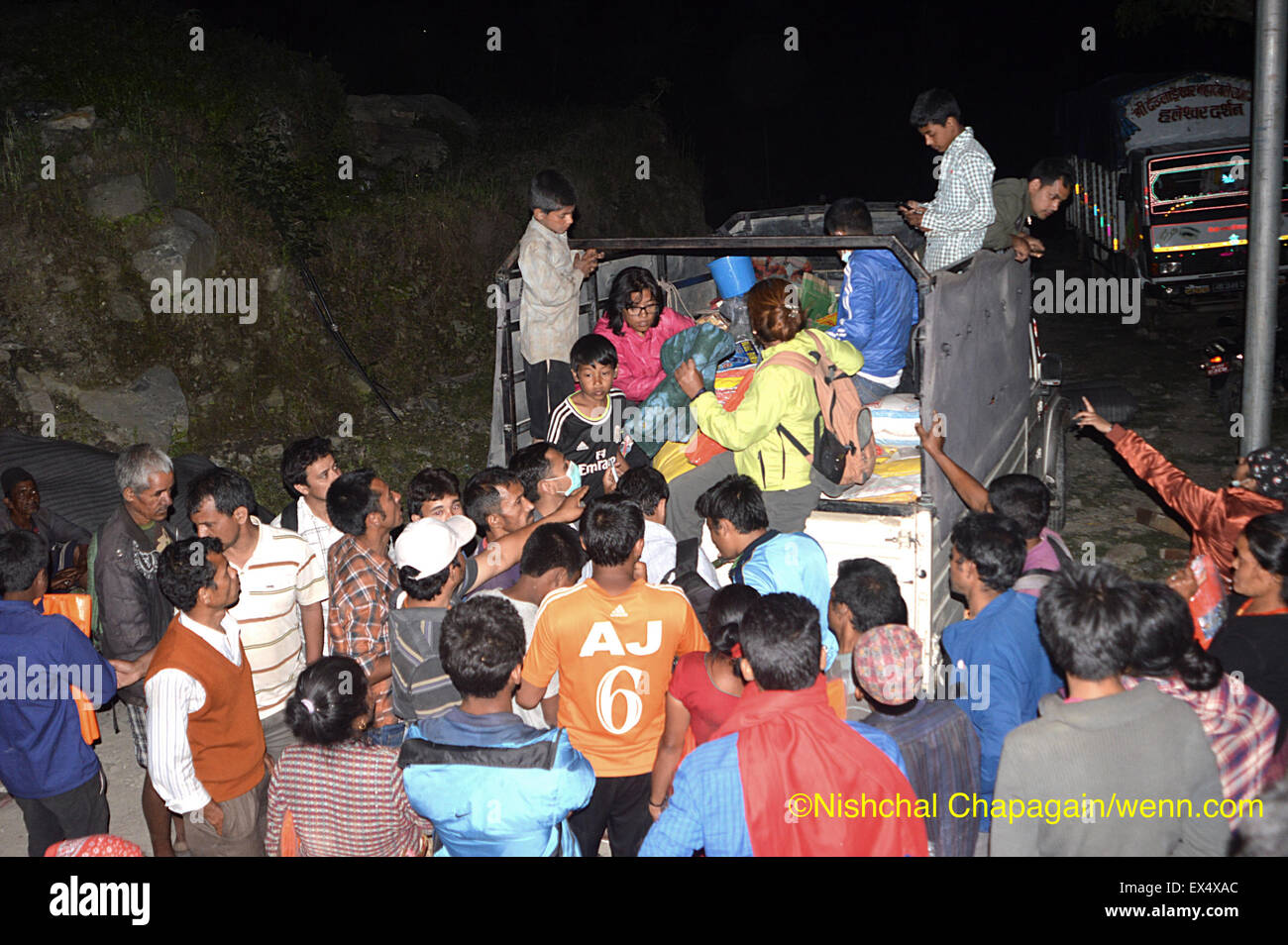 Eine Gruppe von Menschen waren und Gegenstände zu sammeln und fahren auf einer acht-Stunden-Reise zur Verteilung an die Familien in der hoffnungslosen Notwendigkeit bei Suri Dorf von Dolakha Bezirke, Nepal 175 KM von Kathmandu entfernt.   Die internationale Hilfe und Rettung Operationen weiter nach dem Erdbeben der Stärke 7,9 in Nepal. Aktuelle Zahlen zu schätzen, dass mehr als 7.000 Menschen mit einem further14 000 Verletzte gestorben sind.    C Stockfoto