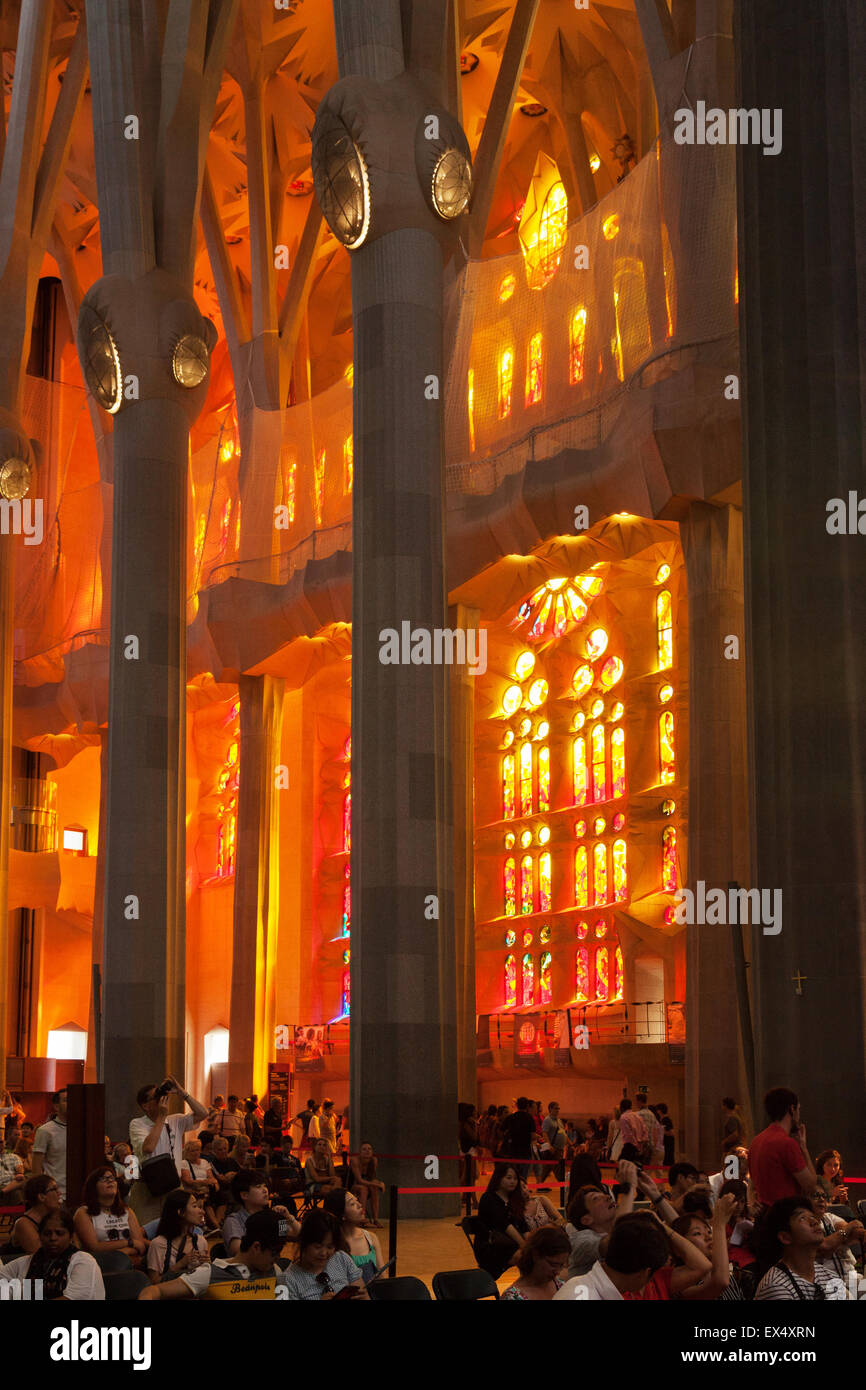 Barcelona, die Kathedrale Sagrada Familia Interieur mit Touristen und Glasfenster, entworfen von Gaudi, Barcelona-Spanien Stockfoto