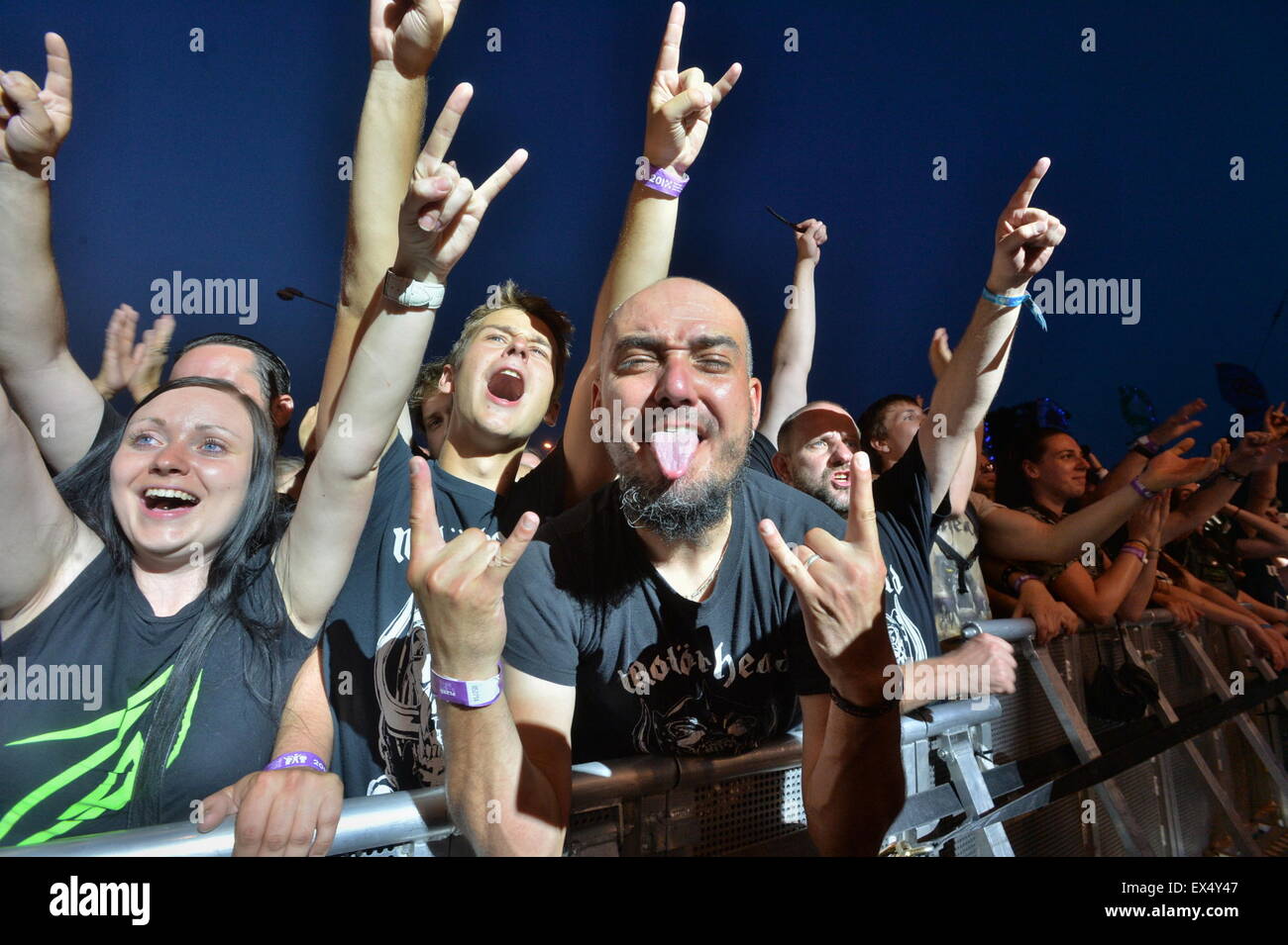 Pilsen, Tschechische Republik. 4. Juli 2015. Fans der britischen Heavy-Metal-band Motörhead das Musikfestival Rock für Menschen in Pilsen, Tschechische Republik, 4. Juli 2015. © Pavel Nemecek/CTK Foto/Alamy Live-Nachrichten Stockfoto