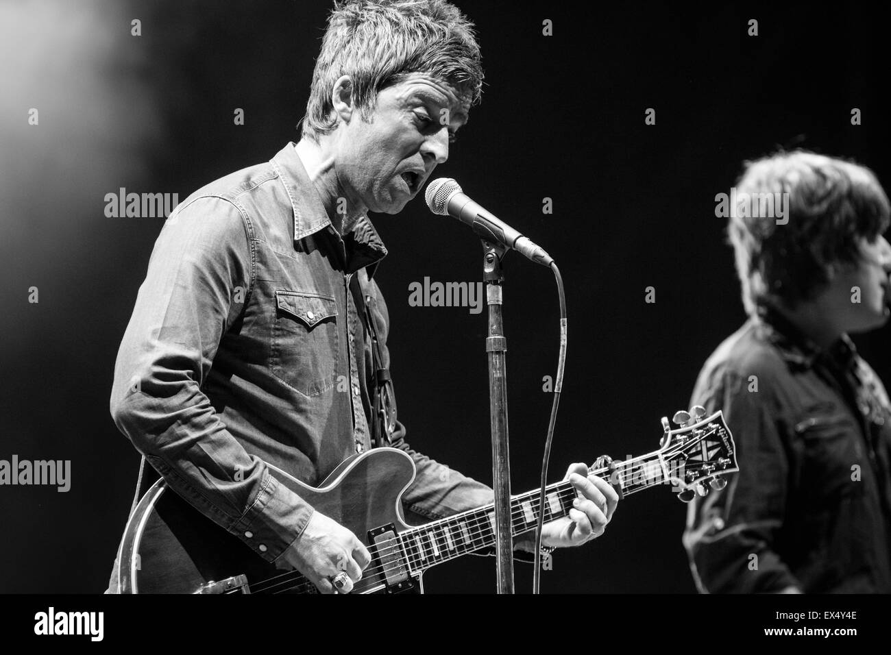 Assago Mailand Italien. 6. Juli 2015. Die englische rock-Band Noel Gallagher High Flying Birds live auf der Bühne für ein Konzert im Sommer Arena Assago während der PostePay Milano Sommer Festival Kredit gespielt: Rodolfo weitertransferiert/Alamy Live News Stockfoto