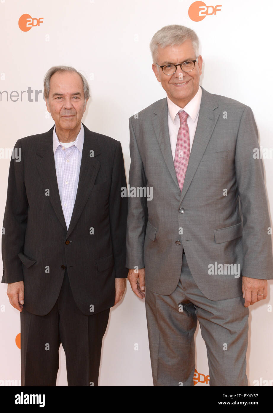 Berlin, Deutschland. 6. Juli 2015. Dieter Stolte (L), ehemaliger Direktor des deutschen öffentlich-rechtlichen Sender ZDF und der derzeitige Direktor Thomas Bellut kommen zu den ZDF-Sommer-Party in Berlin, Deutschland, 6. Juli 2015. Foto: Britta Pedersen/Dpa/Alamy Live News Stockfoto