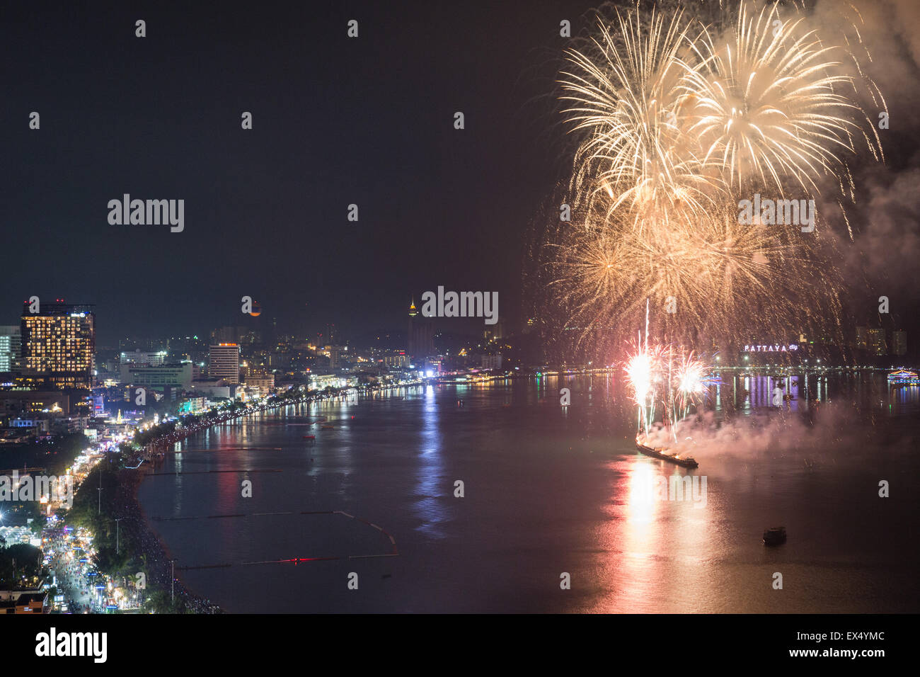 Feuerwerk in der Nacht, in der Bucht von Pattaya, Beach Road, Pattaya, Chon Buri Provinz, Thailand Stockfoto