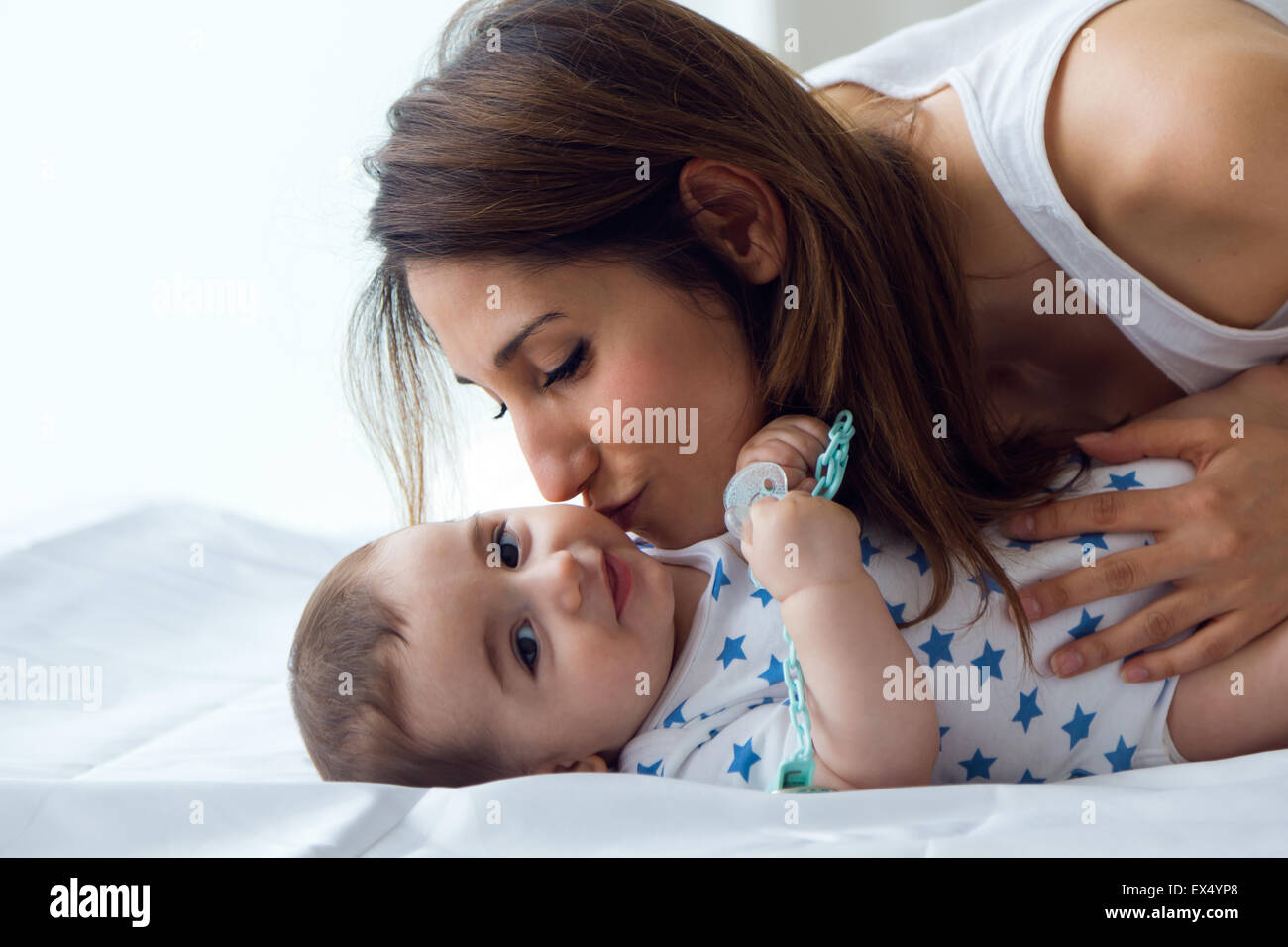 Porträt von Mutter und Kind spielen und Lächeln zu Hause. Stockfoto