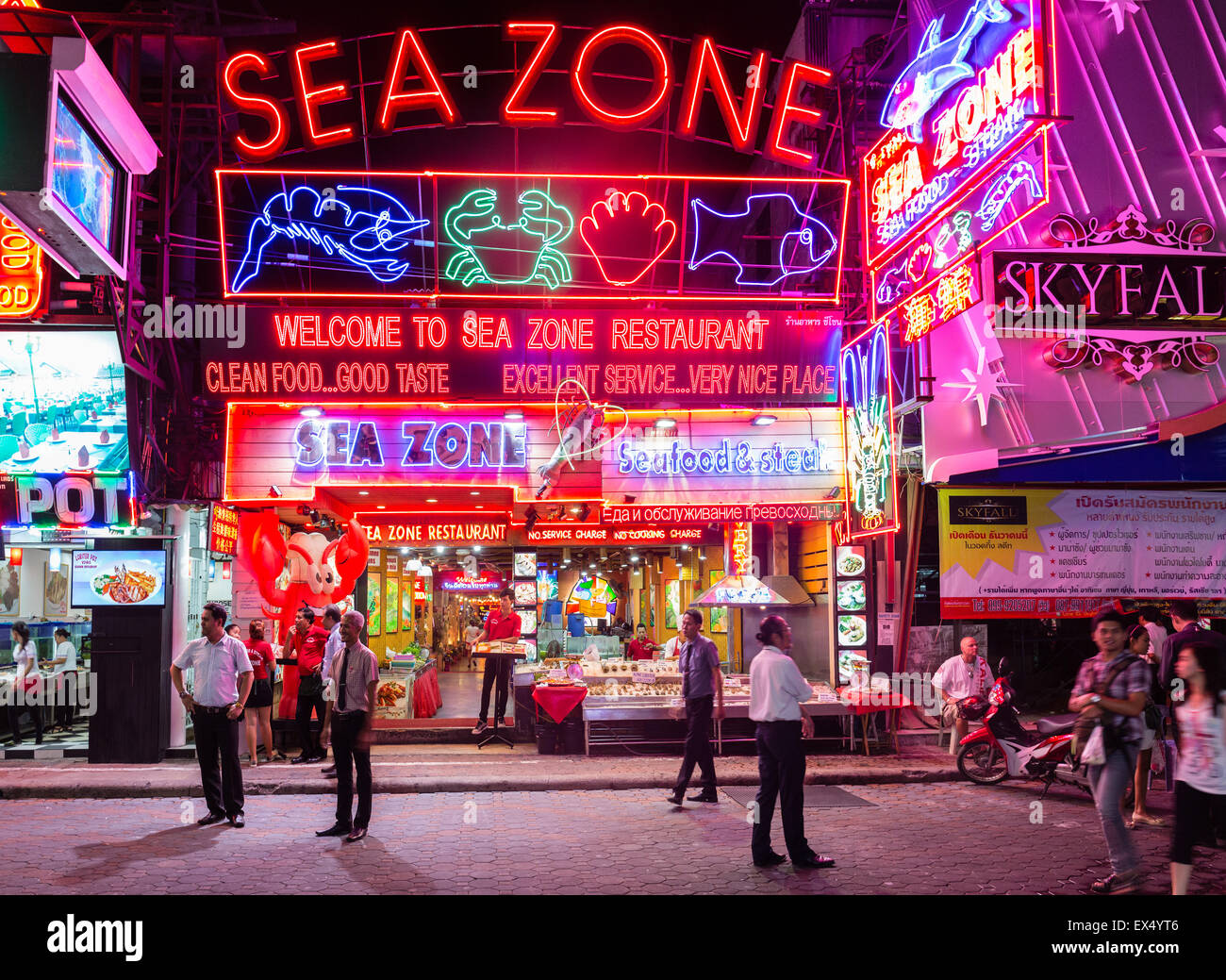 Walking Street, Meer Zone Seafood Restaurant, Neon Schilder, Pattaya, Chon Buri Provinz, Thailand Stockfoto