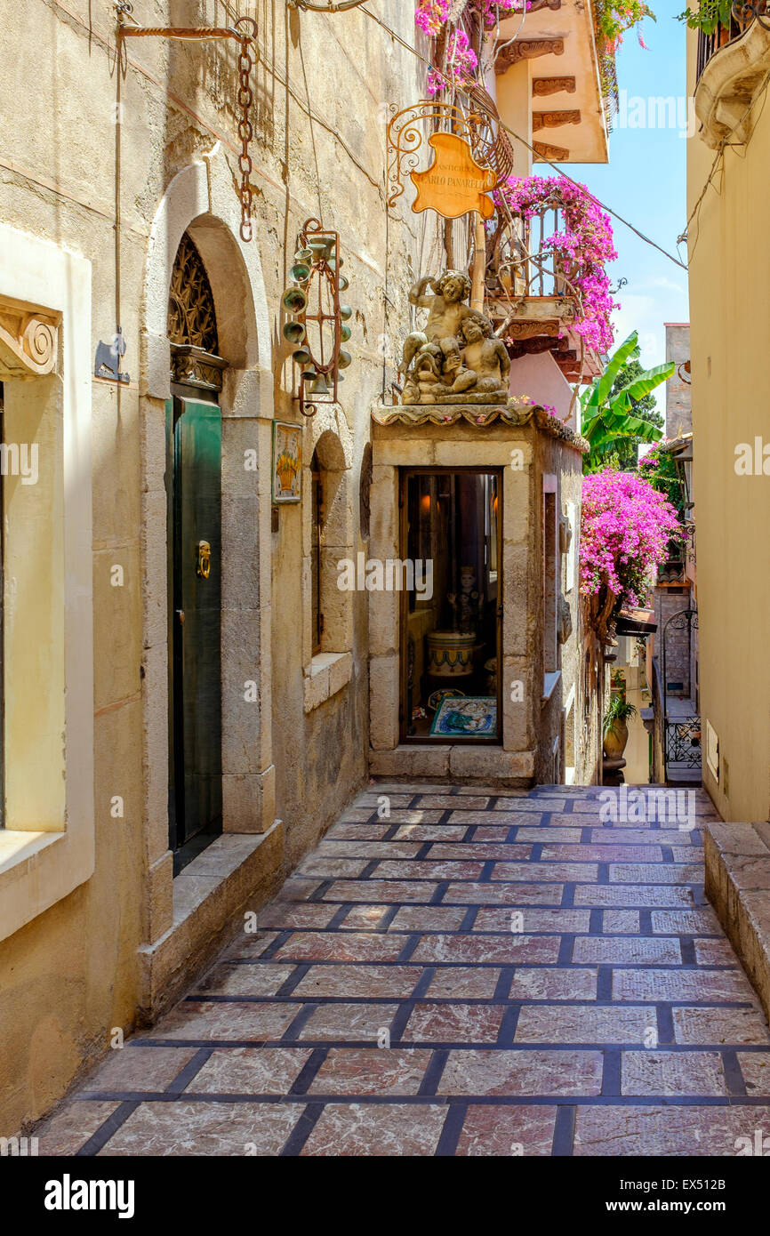 Antik-Händlers Schaufenster in einer kleinen Gasse abseits Hauptstraße Corso Umberto, Taormina, Sizilien, Italien. Stockfoto