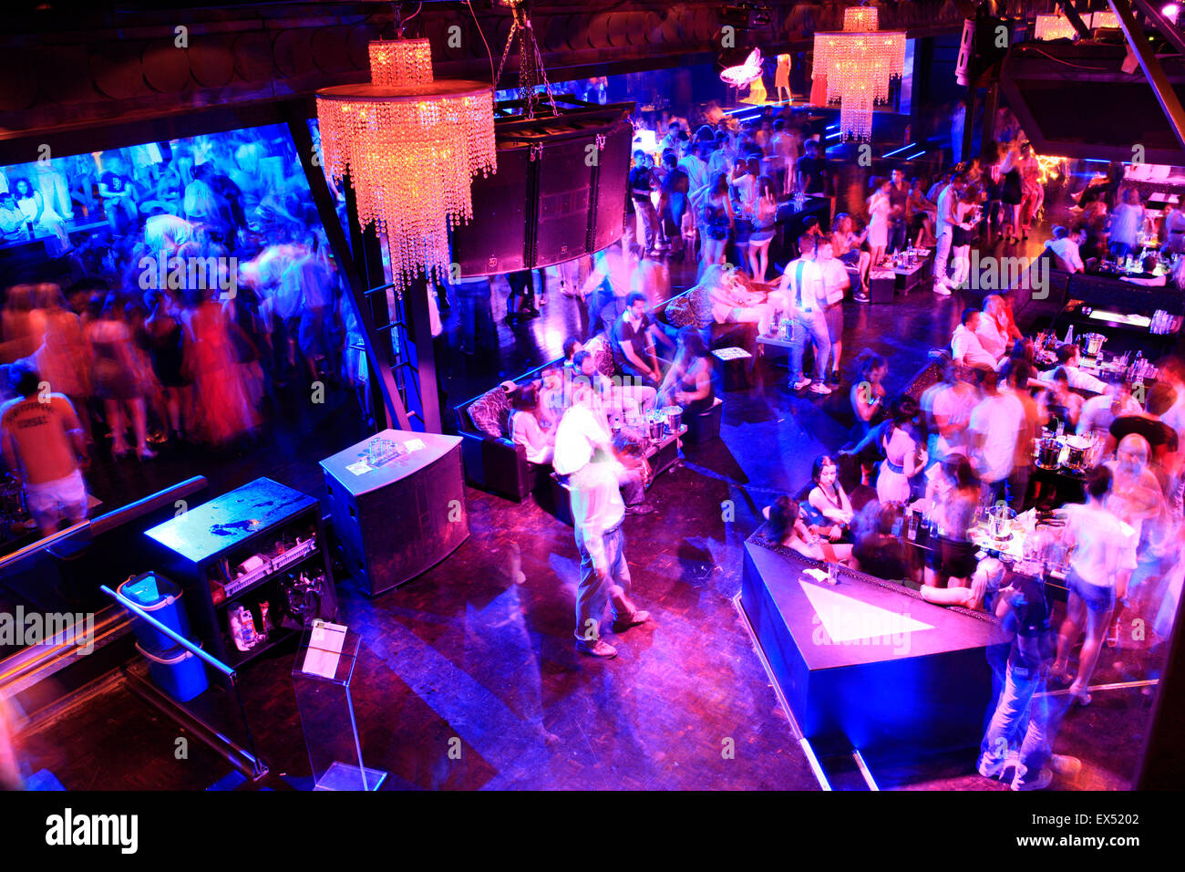 Innenansicht eines lebendigen griechische Nacht-Clubs und schillernden beleuchtet Kronleuchter hängen in der Tanz Arena des Clubs. Athen. Griechenland. Stockfoto