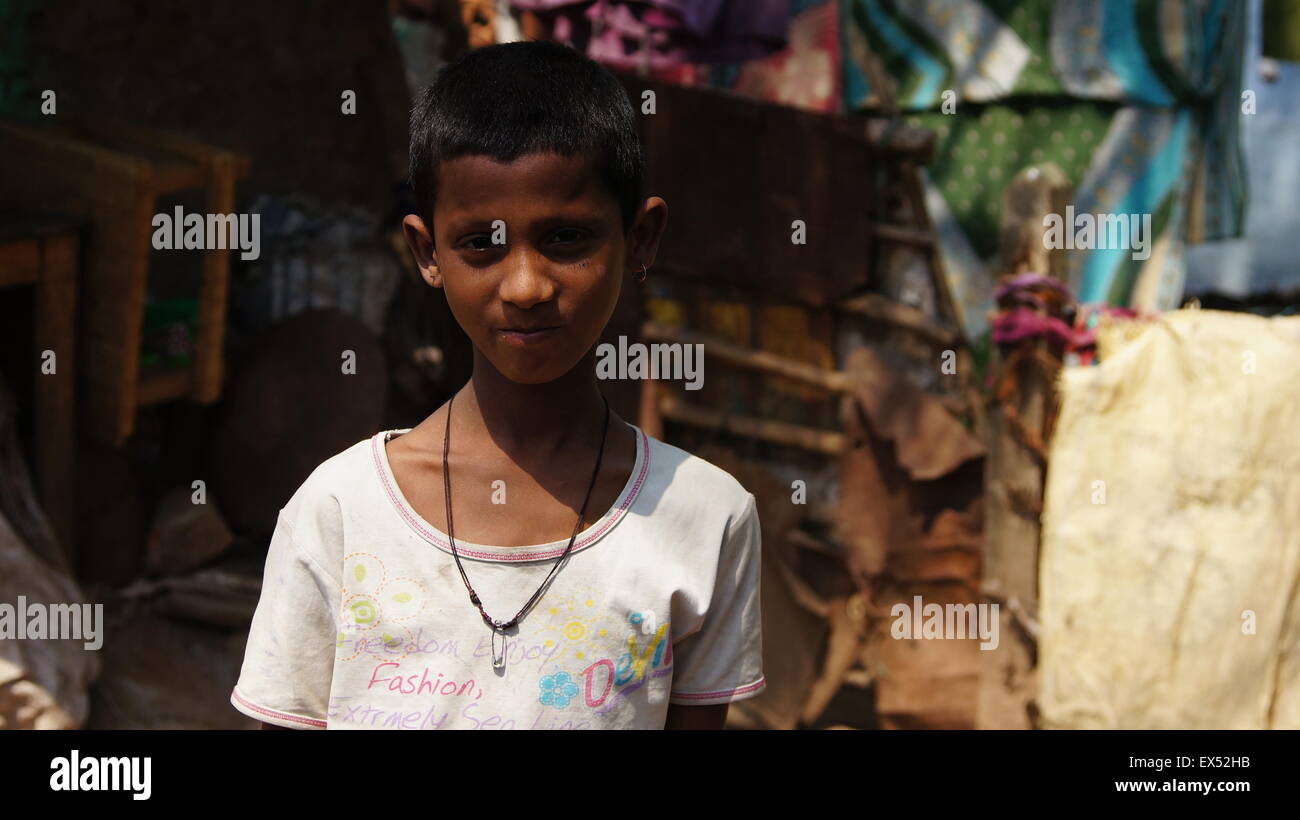 Indische Teenager in einem slum Stockfoto