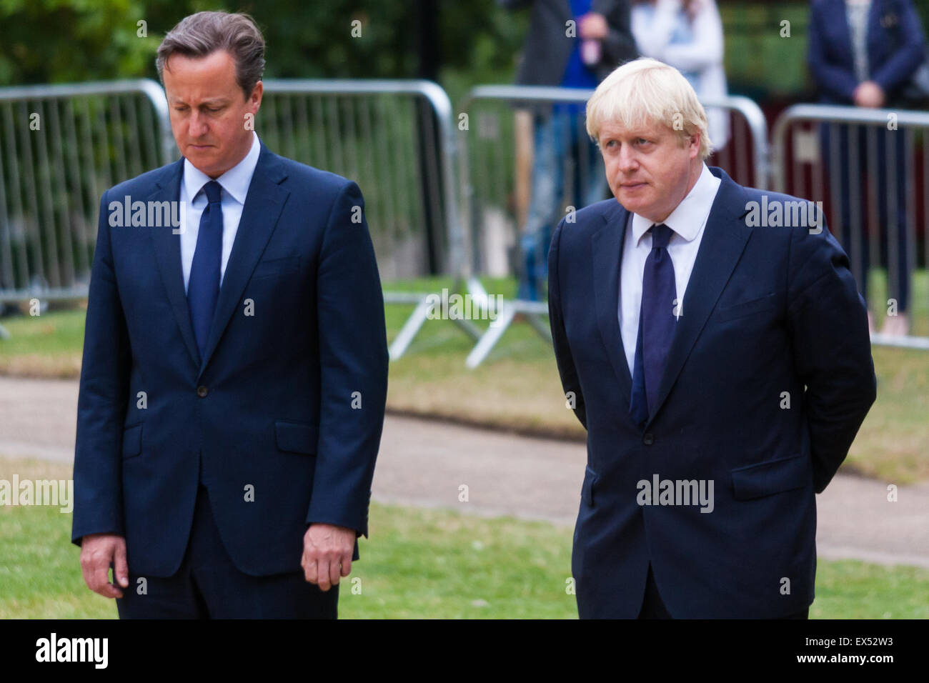 Hyde Park, London, July7th 2015. Der Bürgermeister von London, Boris Johnson und andere hochrangige politische Vertreter, die Kommissare für Transport und Polizei in der Hauptstadt, sowie hochrangige Vertreter der Rettungsdienste legen Kränze am 7/7-Denkmal im Hyde Park. Bild: Premierminister David Cameron und Boris Johnson in reflektierende Stimmung. Bildnachweis: Paul Davey/Alamy Live-Nachrichten Stockfoto