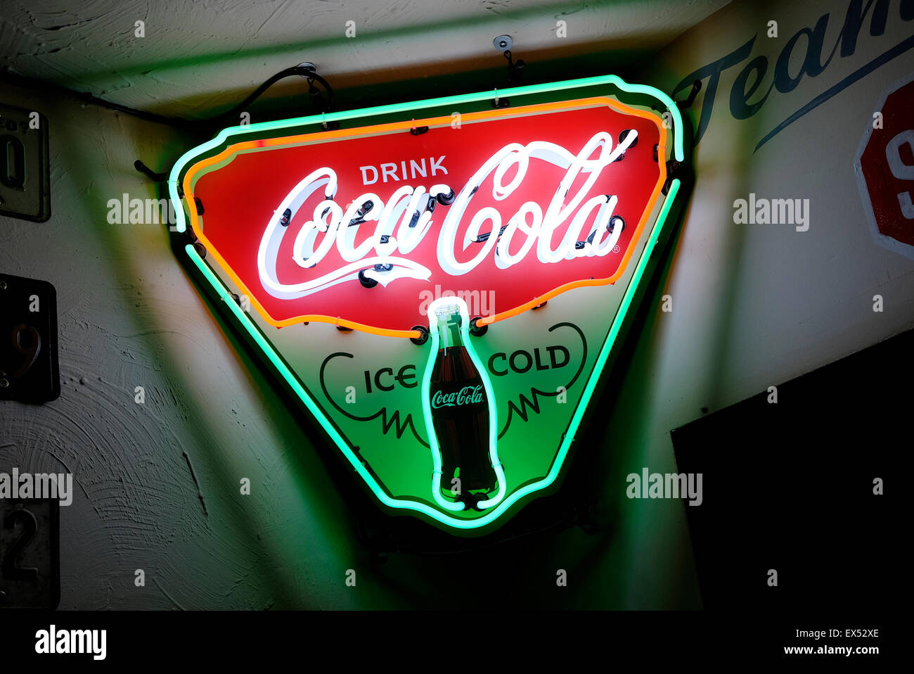 Neon Coca-cola Getränk im Restaurant melden Stockfoto