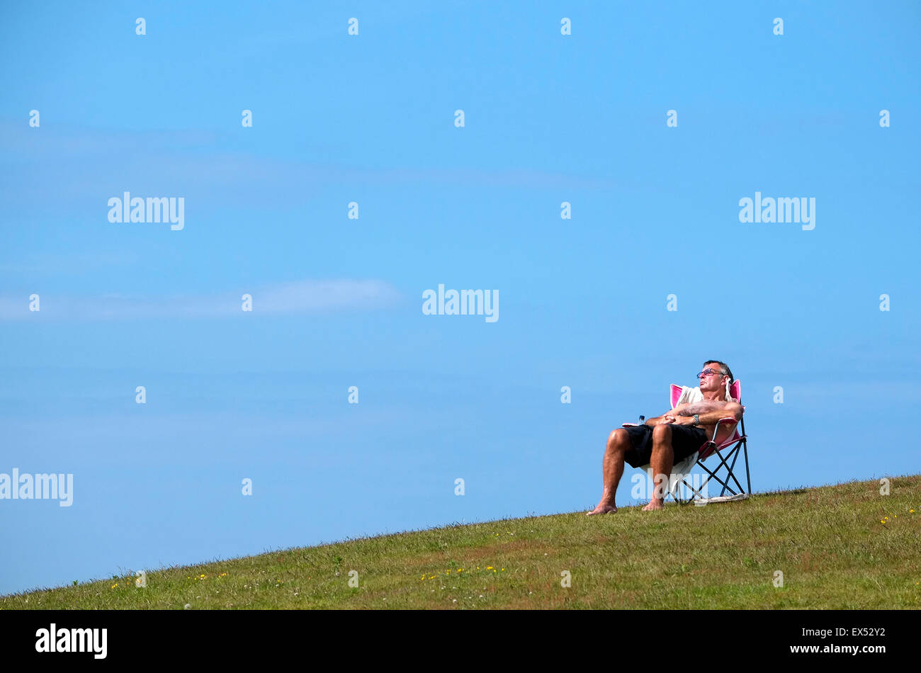 Mann in tragbaren Sitz entspannend Stockfoto