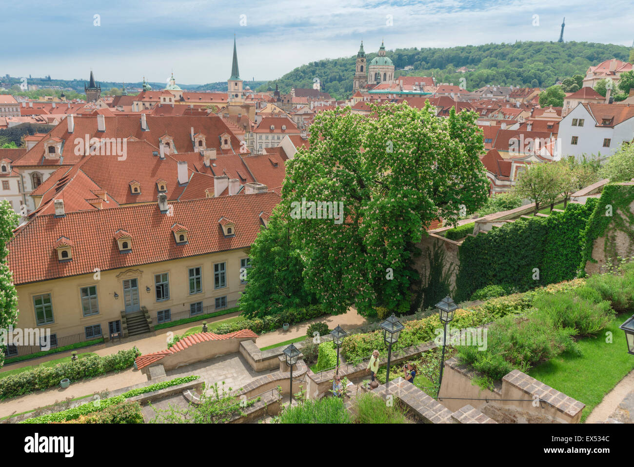 Die Prager Burg Garten, Blick auf die weniger Palffy (Obst) Garten Terrasse gelegen über dem Hradschin in Prag, Tschechische Republik. Stockfoto