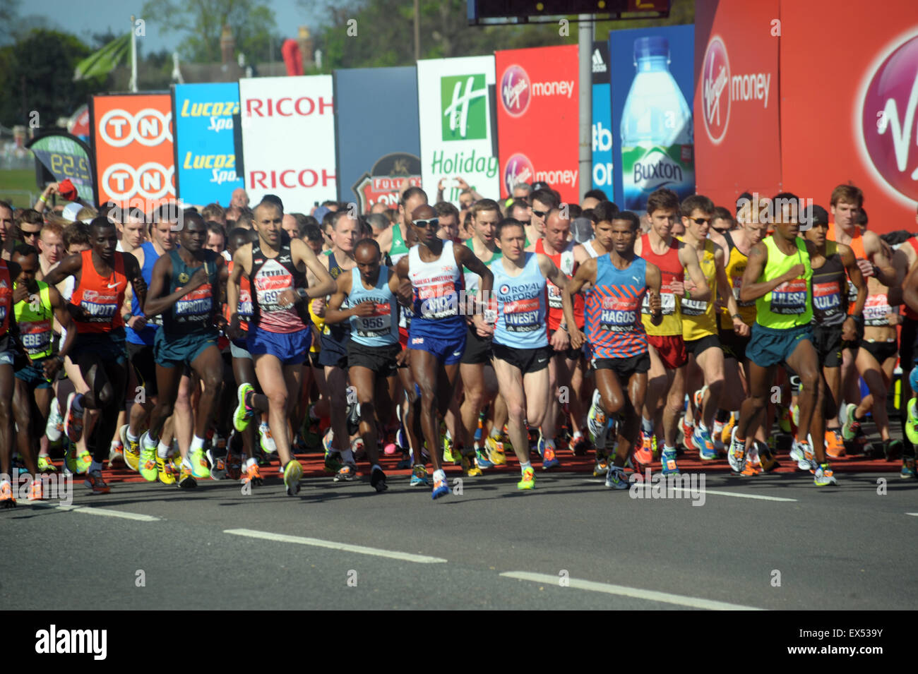 London, UK, 13. April 2014, Mo Mohamed Farah CBE nimmt erste Startreihe Zentrum zu Beginn des Virgin London Marathon 2014. Stockfoto