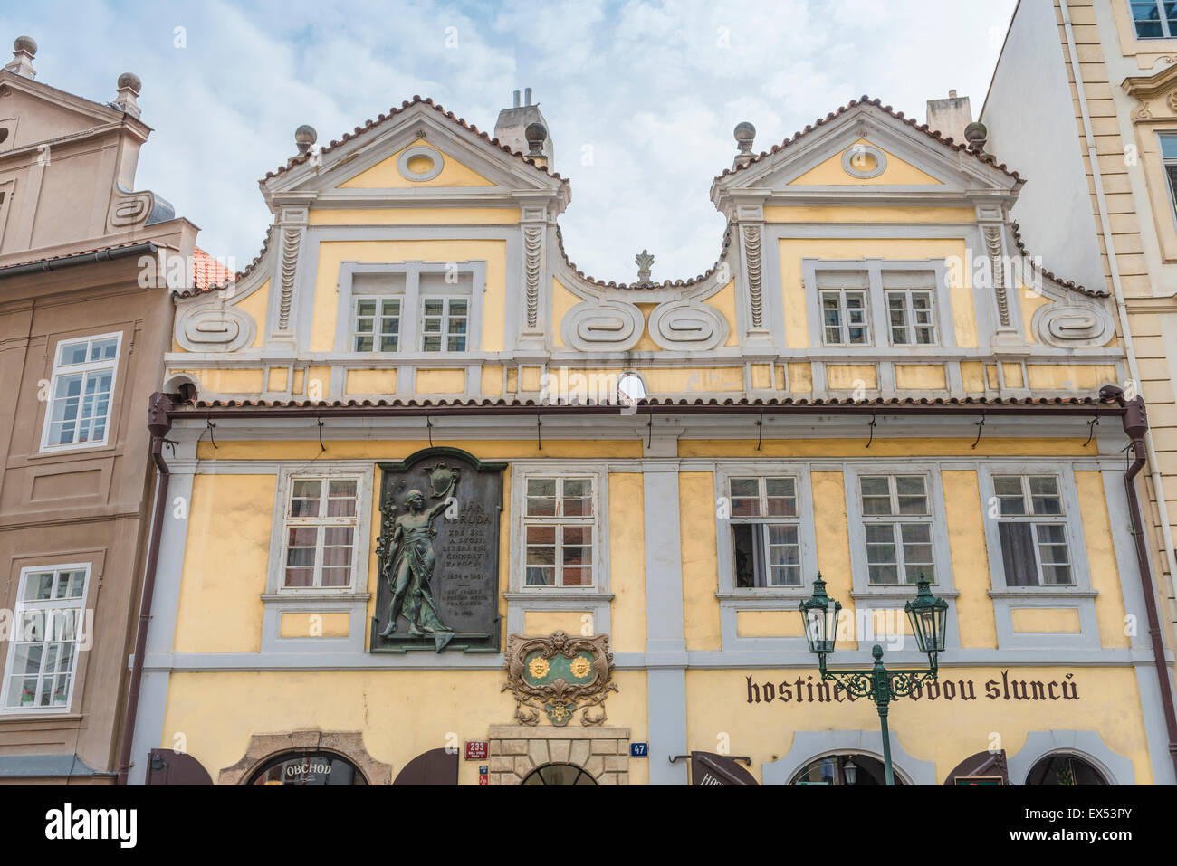 Jan Neruda Prag, Blick auf die 47 Nerudova in der Prager Burg (Hradschin) - der Geburtsort des bedeutenden Journalist Jan Neruda, Tschechische Republik. Stockfoto