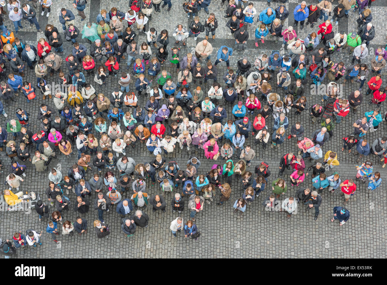 Die Menschen auf der Suche, Ansicht von oben von einer Menschenmenge auf dem Altstädter Ring in Prag versammelte die berühmte Astronomische Uhr zu beobachten, der Streik der Stunde. Stockfoto