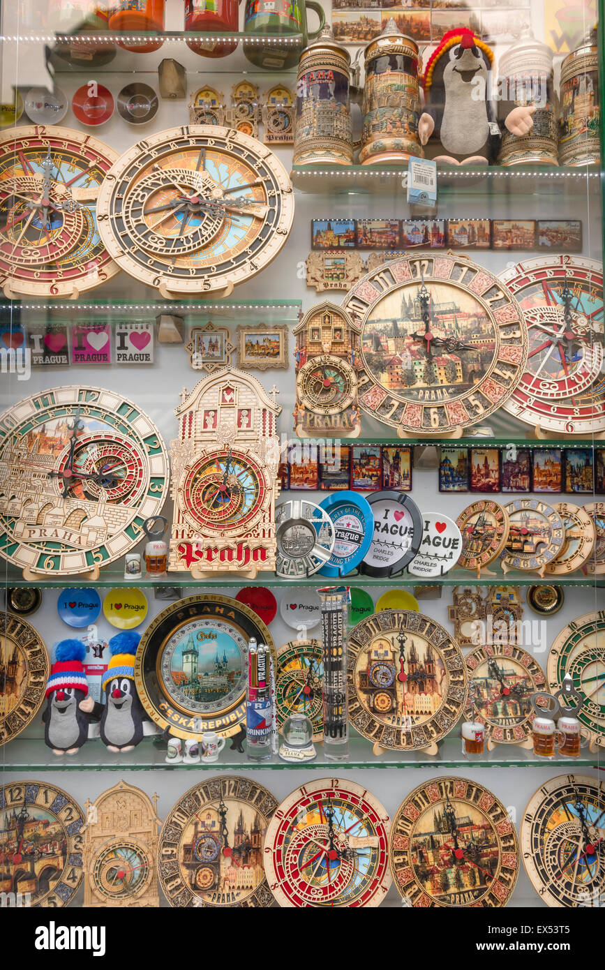 Shopping Prag, Blick auf die bunten Souvenirs in einem Schaufenster in der Havelska Markt in der Stare Mesto Viertel von Prag, tschechische Republik. Stockfoto