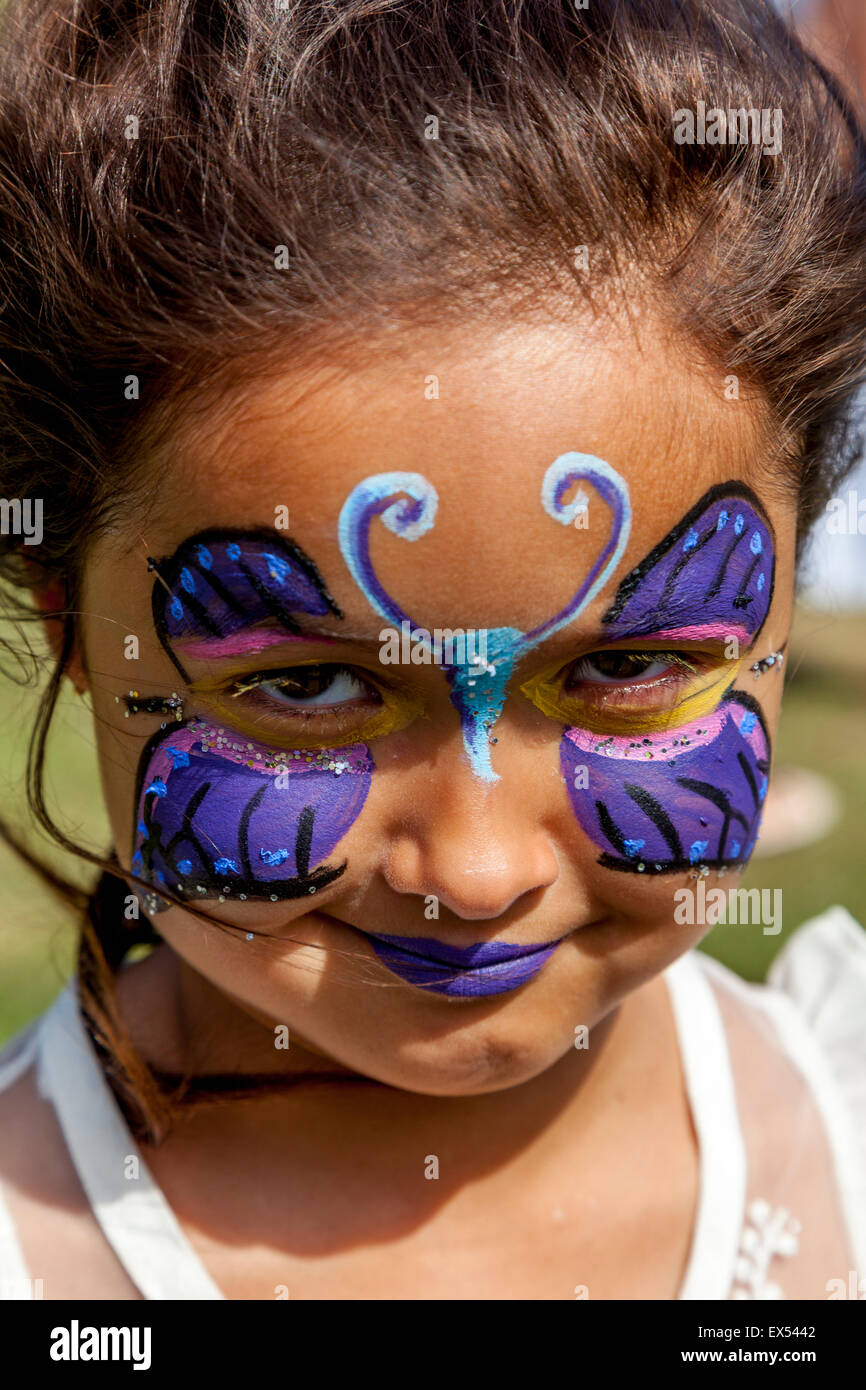 Eine gemischter Herkunft (Anglo Thai) Mädchen mit ihrem Gesicht gemalt, Kingston Dorffest, Kingston, Sussex, UK Stockfoto