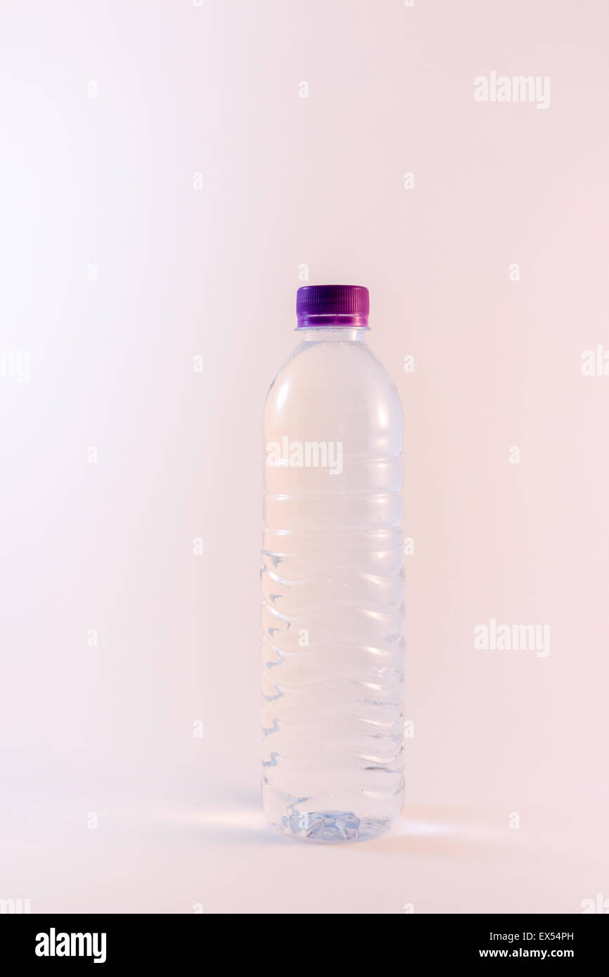 Kunststoff-Flasche Abfallbehälter transparentes Recycling Stockfoto