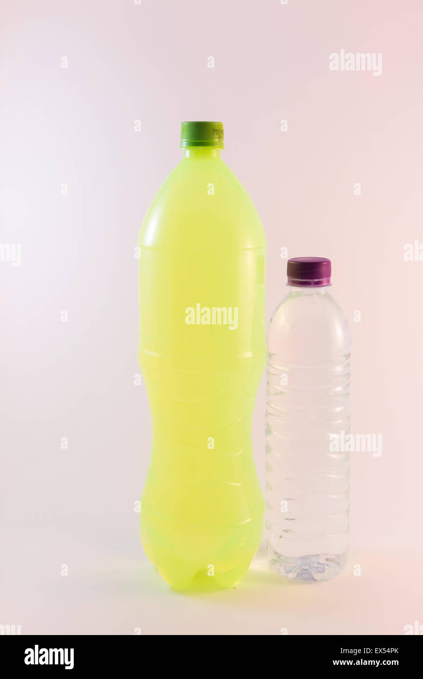 Kunststoff-Flasche Abfallbehälter transparentes Recycling Stockfoto