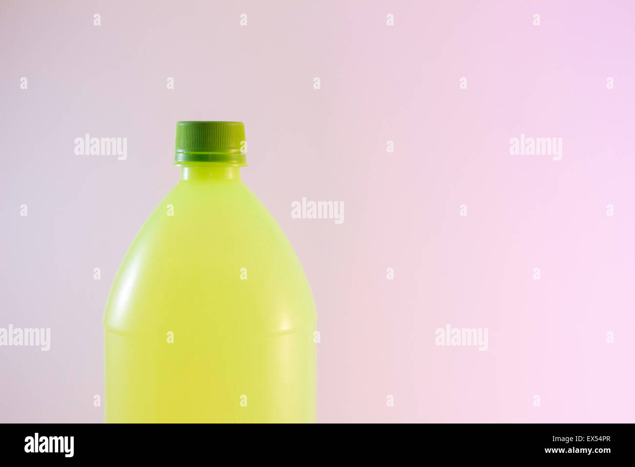 Kunststoff-Flasche Abfallbehälter transparentes Recycling Stockfoto