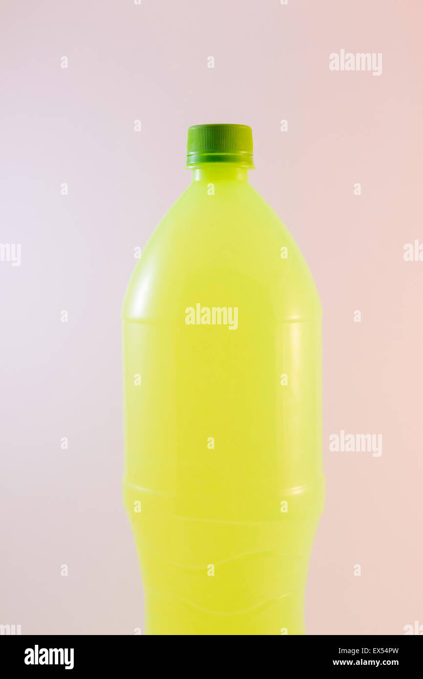 Kunststoff-Flasche Abfallbehälter transparentes Recycling Stockfoto
