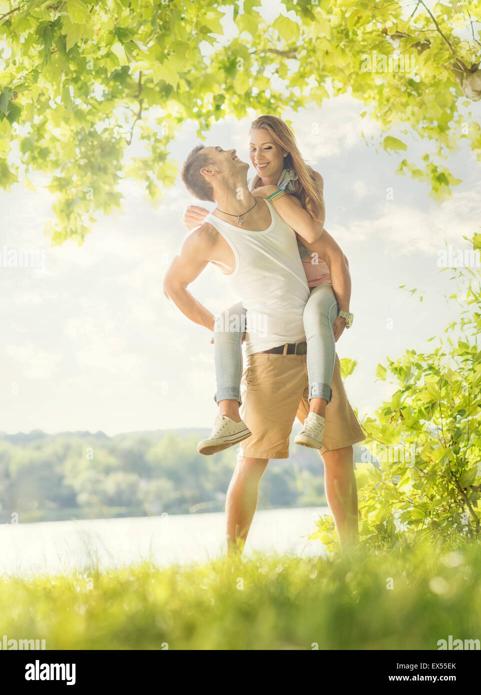 Paar in Liebe auf dem See, umarmen Stockfoto