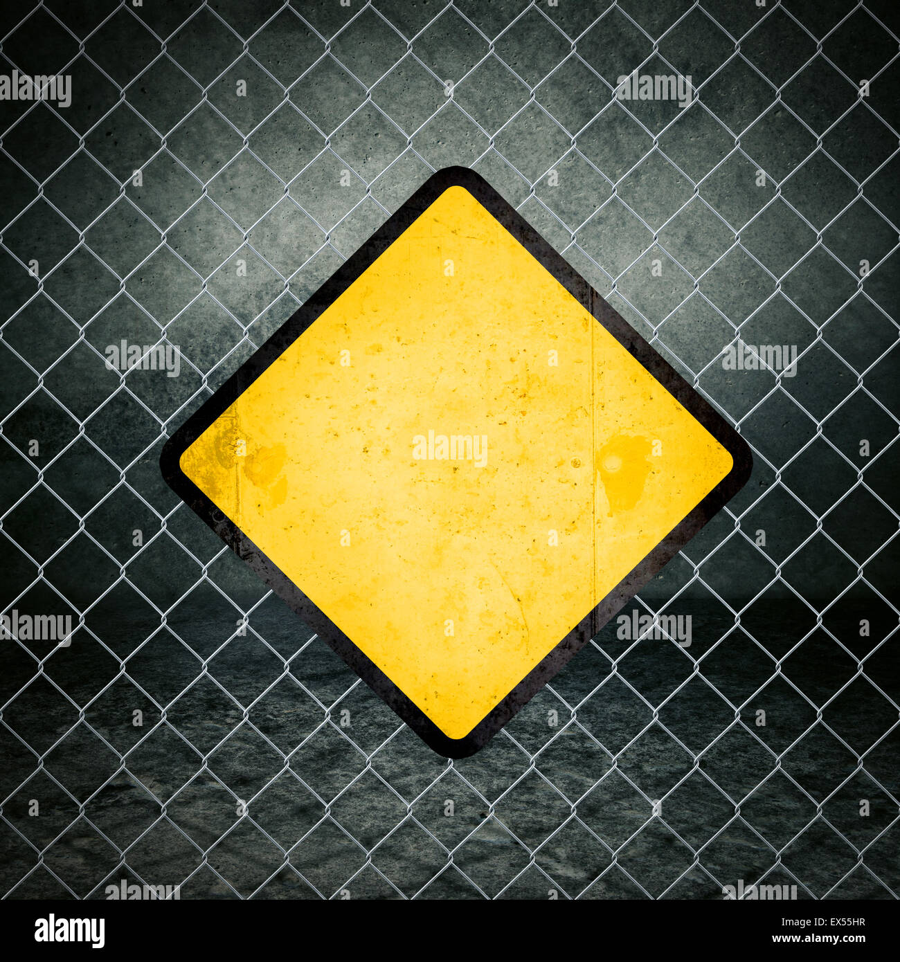 Leere Grunge gelb Warnzeichen auf Maschendrahtzaun der Industriehalle als Kopie Raum für Ihre Nachricht. Stockfoto