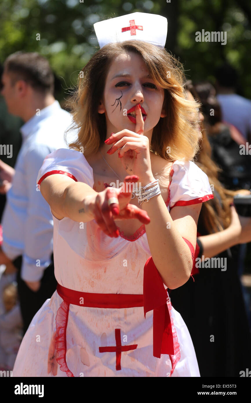 ISTANBUL, Türkei - 10. Mai 2015: Ein Mädchen in Krankenschwester Kostüm Zombie Wanderung Istanbul Nisantasi Park Stockfoto