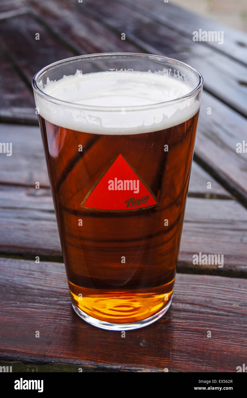 Ein pint Entwurf Bass real ale auf einem Pub pub Tabelle tabelle Getränke Gläser Stockfoto