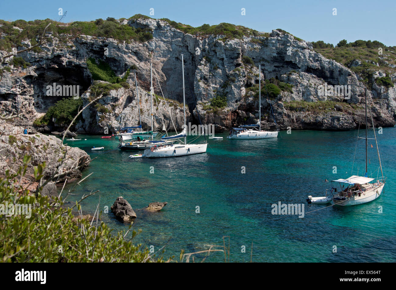 Segelyachten ankern in einsamen felsigen Bucht Calas Buchten auf der Insel Menorca Spanien Stockfoto