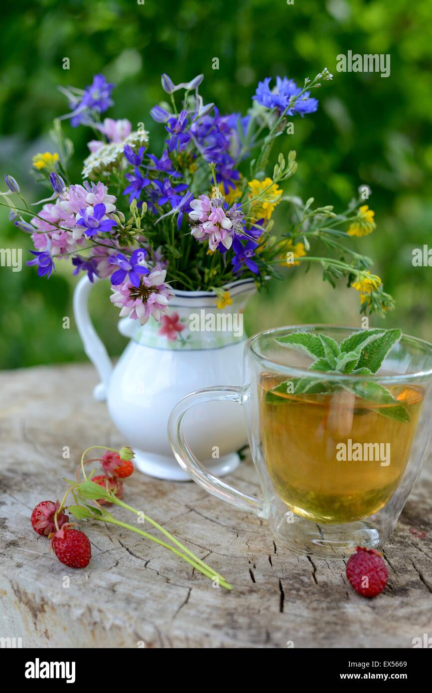 Сup Tee und einen Blumenstrauß Stockfoto