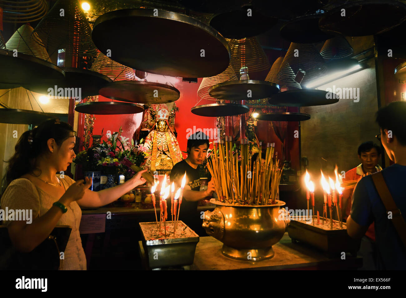 Frau und Mann anbeten, beten in Man Mo Tempel (Hollywood Road) Hong Kong China Stockfoto