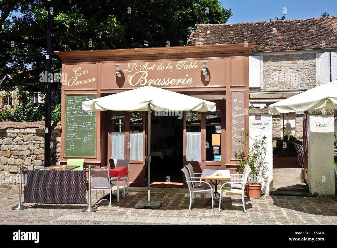 Barbizon frankreich, malerische Restaurantterrasse, französisches Cafe Bistro, Brasserie im Künstlerdorf Barbizon, seine-et-Marne, Frankreich. Stockfoto